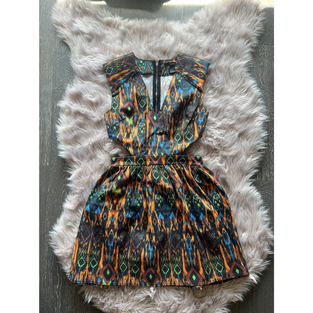 🧡NWOT Cut- Out Printed Dress (s) 🖤